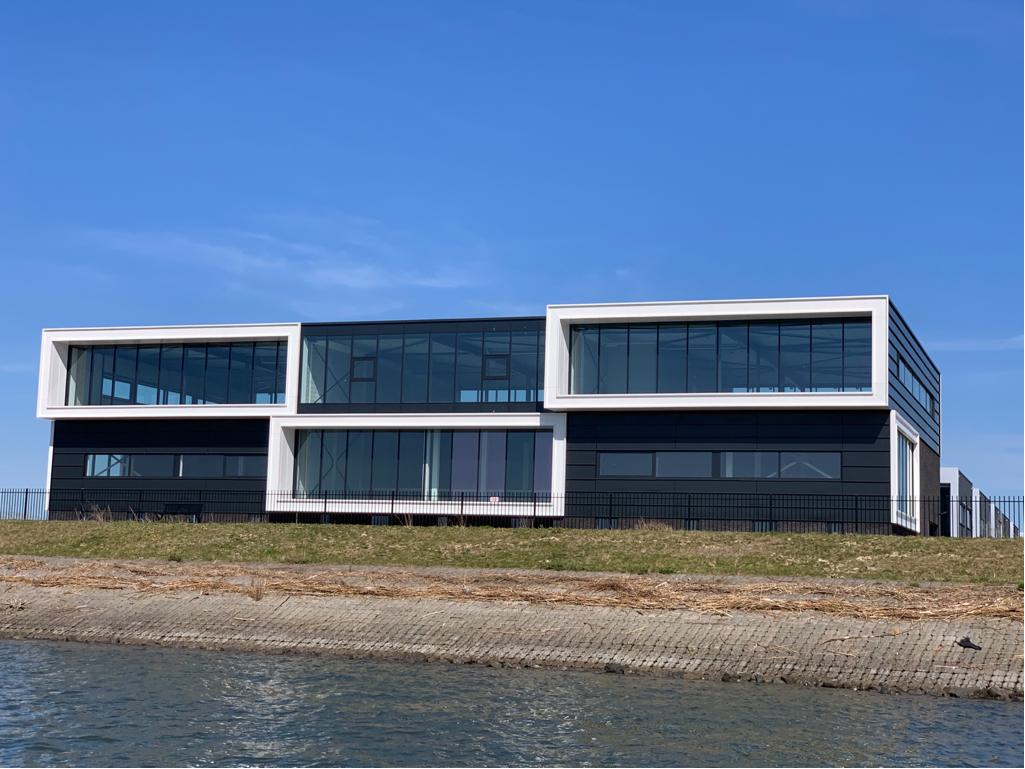 Moderne aluminium serre met schuifpuien aan een Nederlandse woning