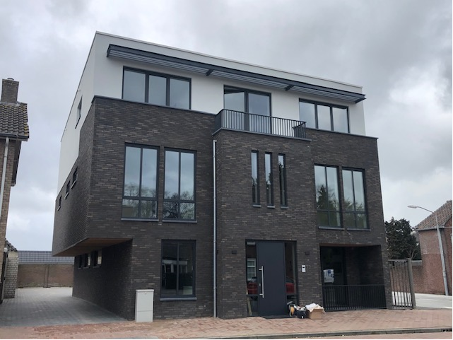 Nieuwbouw appartementen met zwarte aluminium kozijnen en Frans balkon