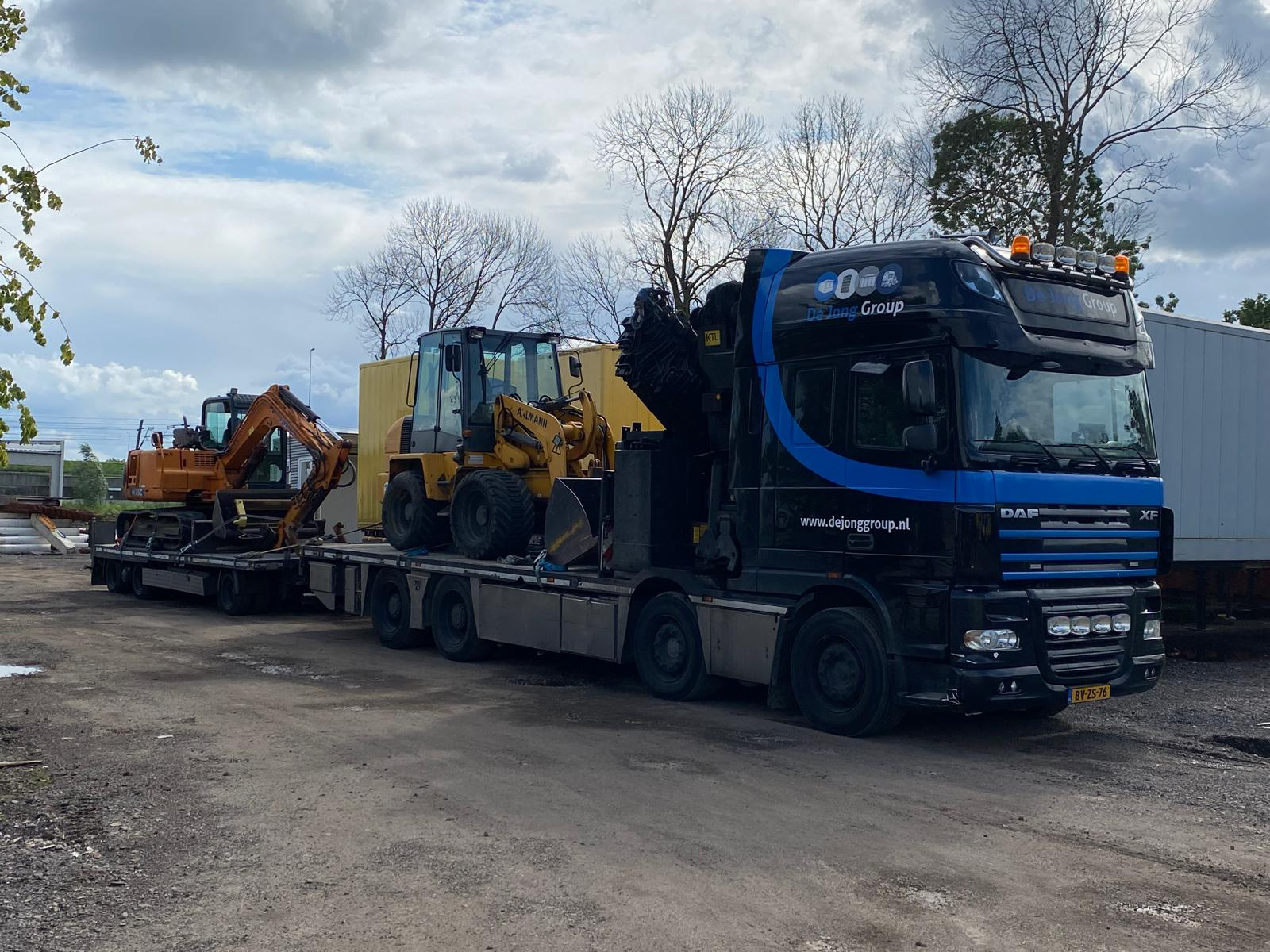 Dieplader met shovel en kraan van De Jong Group